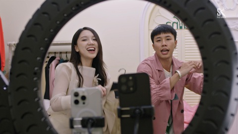 Đi giữa trời rực rỡ hay Lật mặt giữa trời rực rỡ? - Ảnh 4. Đi giữa trời rực rỡ hay Lật mặt giữa trời rực rỡ? - Ảnh 3.