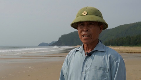 Dân lo mất chỗ mưu sinh khi bãi biển thành nơi đổ chất thải, lãnh đạo Sở nói không sao - Ảnh 2.