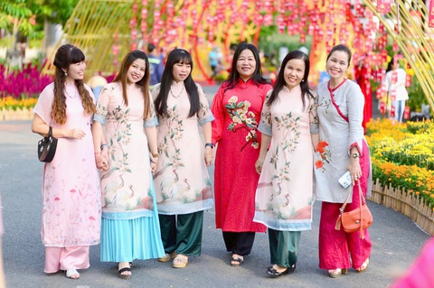 Tránh 'hệ lụy giày cao gót', được mà - Ảnh 1. Tránh 'hệ lụy giày cao gót', được mà - Ảnh 1.