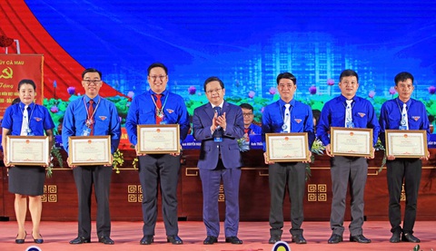 Thanh niên Cà Mau phối hợp trồng hơn 1.500 km cây xanh chống sạt lở - Ảnh 1. Thanh niên Cà Mau phối hợp trồng hơn 1.500 km cây xanh chống sạt lở - Ảnh 1.