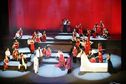 Những giấc mơ tuổi trung niên - Kỳ 1: Hát opera ở tuổi 46 - Ảnh 2. Kỳ 1: Hát opera ở tuổi 46 - Ảnh 2.