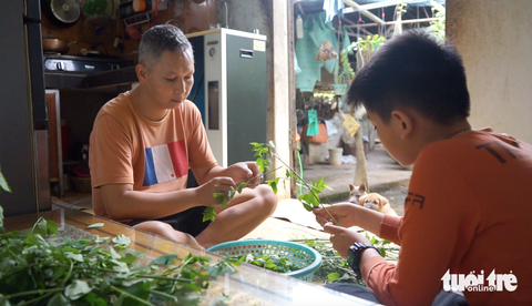 Làm thuê góp tiền cho bố chữa ung thư - Ảnh 3.