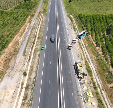 Xe khách tông đuôi xe tải trên cao tốc Phan Thiết - Dầu Giây, 5 nạn nhân nhập viện - Ảnh 4. Xe khách tông đuôi xe tải trên cao tốc Phan Thiết - Dầu Giây, 5 nạn nhân nhập viện - Ảnh 4.
