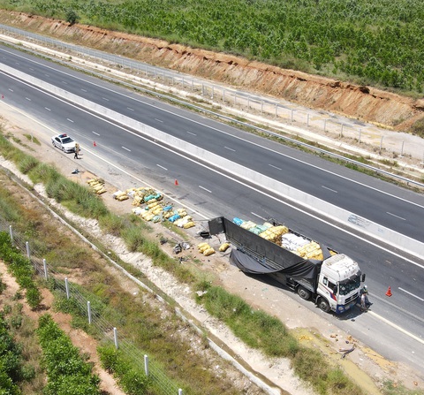 Xe khách tông đuôi xe tải trên cao tốc Phan Thiết - Dầu Giây, 5 nạn nhân nhập viện - Ảnh 3. Xe khách tông đuôi xe tải trên cao tốc Phan Thiết - Dầu Giây, 5 nạn nhân nhập viện - Ảnh 3.