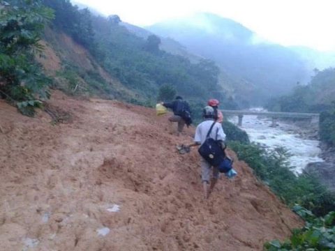 Xúc động, học sinh khóc như mưa khi thầy chuyển trường - Ảnh 4.