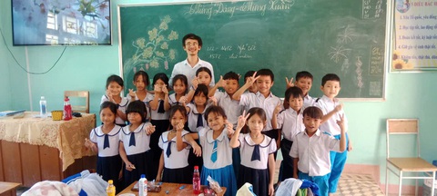 Xúc động, học sinh khóc như mưa khi thầy chuyển trường - Ảnh 5.