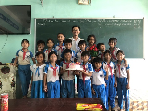 Xúc động, học sinh khóc như mưa khi thầy chuyển trường - Ảnh 2.