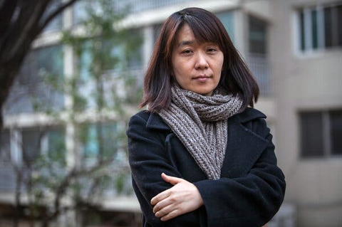 Nhà văn Han Kang tạo nên 'cơn sốt sách' ở Hàn Quốc sau khi đoạt giải Nobel văn chương 2024 - Ảnh 1. Dân Hàn xếp hàng dài chờ mua sách của Han Kang sau giải Nobel văn chương - Ảnh 1.
