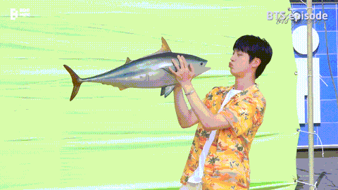 Jin (BTS) đỏ mặt kể về nụ hôn với cá ngừ trong MV 'Super Tuna' - Ảnh 3.