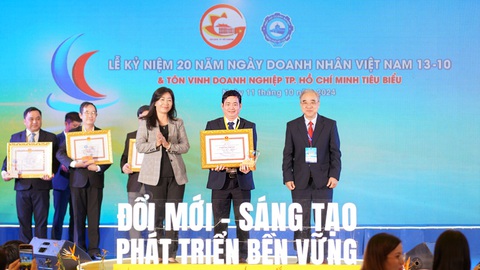 Sáng kiến xanh của Satra được tôn vinh tại Doanh nghiệp Doanh nhân TP. HCM tiêu biểu năm 2024 - Ảnh 1.