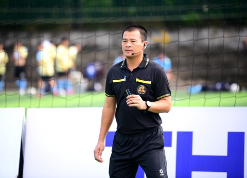 Còi vàng V-League cầm còi ở sân chơi công nhân, viên chức - Ảnh 3.