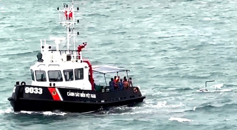 Sóng lớn đánh lật xuồng, 3 người dân rơi xuống biển - Ảnh 1. Ra biển câu cá chơi bị sóng đánh lật xuồng, 3 cần thủ may mắn được cứu kịp - Ảnh 1.