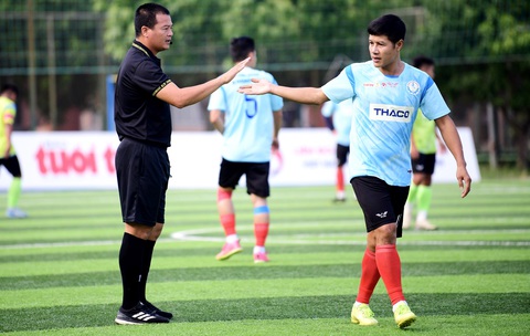 Còi vàng V-League cầm còi ở sân chơi công nhân, viên chức - Ảnh 1. Còi vàng V-League cầm còi ở sân chơi công nhân, viên chức - Ảnh 1.