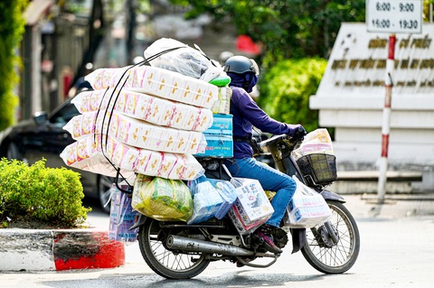 Xử phạt xe chở hàng cồng kềnh trên phố: Đừng như 'bắt cóc bỏ dĩa' - Ảnh 1. Xử phạt xe chở hàng cồng kềnh trên phố: Đừng như 'bắt cóc bỏ dĩa' - Ảnh 1.
