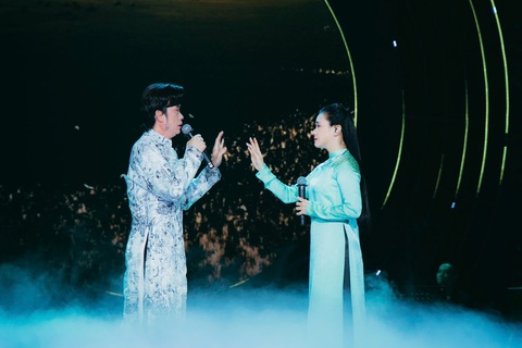 Hoài Linh giả gái đóng vợ thằng Đậu trong live show của con nuôi ca sĩ Phi Nhung - Ảnh 3. Hoài Linh giả gái đóng vợ thằng Đậu trong live show của con nuôi ca sĩ Phi Nhung - Ảnh 3.