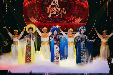 Hoài Linh giả gái đóng vợ thằng Đậu trong live show của con nuôi ca sĩ Phi Nhung - Ảnh 5. Hoài Linh giả gái đóng vợ thằng Đậu trong live show của con nuôi ca sĩ Phi Nhung - Ảnh 5.