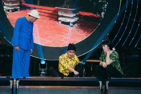 Hoài Linh giả gái đóng vợ thằng Đậu trong live show của con nuôi ca sĩ Phi Nhung - Ảnh 1. Hoài Linh giả gái đóng vợ thằng Đậu trong live show của con nuôi ca sĩ Phi Nhung - Ảnh 1.