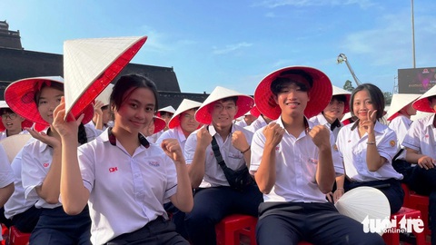 Đặt đồng phục, tới từ sáng sớm cổ vũ thí sinh Đường lên đỉnh Olympia - Ảnh 6. Đặt đồng phục, tới từ sáng sớm cổ vũ thí sinh Đường lên đỉnh Olympia - Ảnh 10.