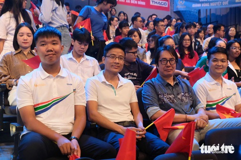 Đặt đồng phục, tới từ sáng sớm cổ vũ thí sinh Đường lên đỉnh Olympia - Ảnh 4. Đặt đồng phục, tới từ sáng sớm cổ vũ thí sinh Đường lên đỉnh Olympia - Ảnh 4.