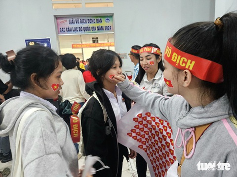 Đặt đồng phục, tới từ sáng sớm cổ vũ thí sinh Đường lên đỉnh Olympia - Ảnh 12.