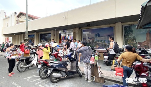 Hàng rong, đánh giày, ăn xin... bủa vây du khách - Ảnh 1. Hàng rong, đánh giày, ăn xin... bủa vây du khách - Ảnh 1.