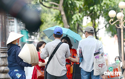 Hàng rong, đánh giày, ăn xin... bủa vây du khách - Ảnh 3. Hàng rong, đánh giày, ăn xin... bủa vây du khách - Ảnh 3.