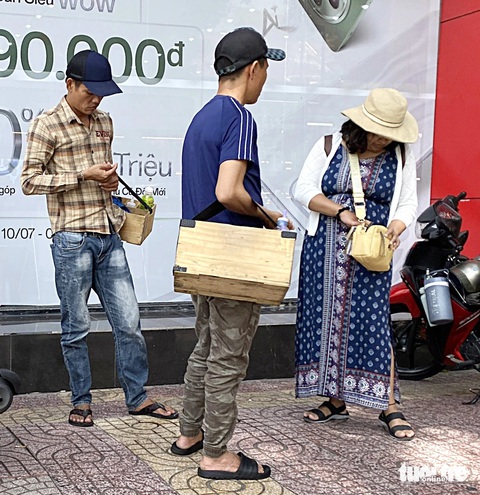 Hàng rong, đánh giày, ăn xin... bủa vây du khách - Ảnh 5. Hàng rong, đánh giày, ăn xin... bủa vây du khách - Ảnh 6.