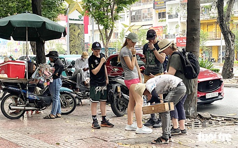 Hàng rong, đánh giày, ăn xin... bủa vây du khách - Ảnh 7. Hàng rong, đánh giày, ăn xin... bủa vây du khách - Ảnh 8.
