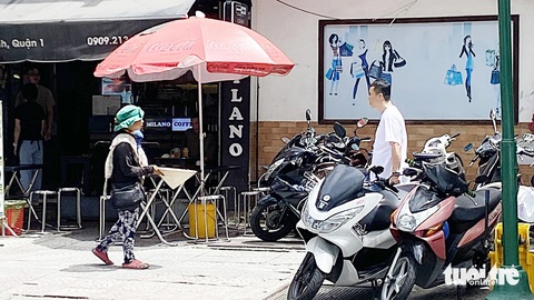 Hàng rong, đánh giày, ăn xin... bủa vây du khách - Ảnh 8. Hàng rong, đánh giày, ăn xin... bủa vây du khách - Ảnh 5.