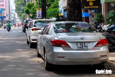 Ô tô đậu tràn lan dưới lòng đường ở trung tâm TP.HCM - Ảnh 2.