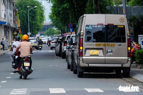 Ô tô đậu tràn lan dưới lòng đường ở trung tâm TP.HCM - Ảnh 7.