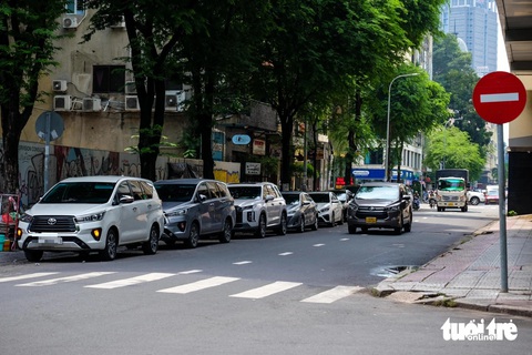 Ô tô đậu tràn lan dưới lòng đường ở trung tâm TP.HCM - Ảnh 8.