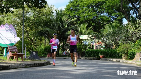 Về Đồng Tháp chạy marathon, ăn canh chua cá linh - Ảnh 3.
