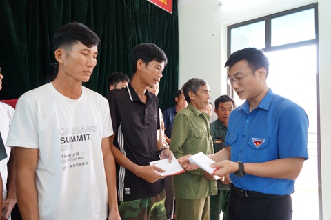 Trao quà của bạn đọc cho người dân vùng lũ Mường Pồn - Ảnh 1.