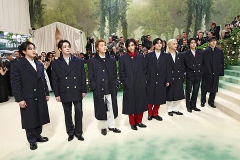 Sao K-pop: Sự lựa chọn hàng đầu của các thương hiệu thời trang xa xỉ - Ảnh 4. Sao K-pop là lựa chọn hàng đầu của các thương hiệu thời trang xa xỉ - Ảnh 7.