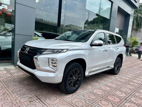 Tin tức giá xe: Mitsubishi Pajero Sport giảm tới 270 triệu tại đại lý, SUV cỡ D nay rẻ ngang Tucson - Ảnh 1.