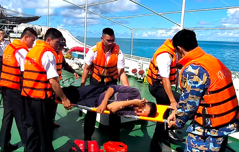 Quân y đảo Sinh Tồn điều trị ngư dân tiên lượng nặng, có nguy cơ sốc nhiễm khuẩn - Ảnh 2. Quân y đảo Sinh Tồn cấp cứu ngư dân tiên lượng nặng, nguy cơ sốc nhiễm khuẩn - Ảnh 2.