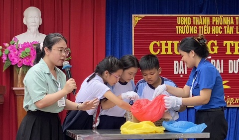Cô gái Nha Trang với dự án tuyên truyền về môi trường ở trường học - Ảnh 3. Cô gái Nha Trang với dự án tuyên truyền về môi trường ở trường học - Ảnh 2.