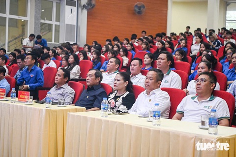 SV Tây Bắc từ núi cao về Điện Biên nhận học bổng Tiếp sức đến trường: Vừa lo, hồi hộp mà hạnh phúc - Ảnh 2. Nước mắt rơi trong lễ trao học bổng Tiếp sức đến trường SV Tây Bắc: Muốn góp thêm người tốt cho đời - Ảnh 2.