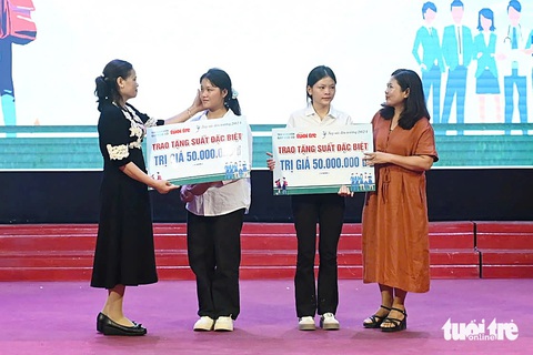 Nước mắt rơi trong lễ trao học bổng Tiếp sức đến trường SV Tây Bắc: Muốn góp thêm người tốt cho đời - Ảnh 4. Nước mắt rơi trong lễ trao học bổng Tiếp sức đến trường SV Tây Bắc: Muốn góp thêm người tốt cho đời - Ảnh 5.