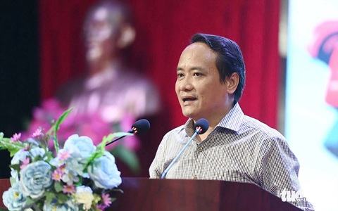 Tiếp sức đến trường tân SV Tây Bắc: Bà nuôi cháu mồ côi nghe học bổng bật khóc và không ngủ cả đêm - Ảnh 6. Nước mắt rơi trong lễ trao học bổng Tiếp sức đến trường SV Tây Bắc: Muốn góp thêm người tốt cho đời - Ảnh 12.