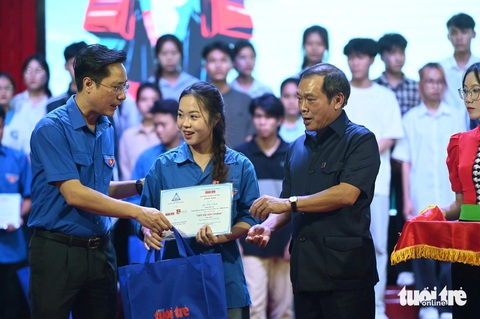Nước mắt rơi trong lễ trao học bổng Tiếp sức đến trường SV Tây Bắc: Muốn góp thêm người tốt cho đời - Ảnh 14. Nước mắt rơi trong lễ trao học bổng Tiếp sức đến trường SV Tây Bắc: Muốn góp thêm người tốt cho đời - Ảnh 17.