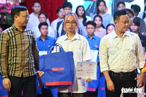 Nước mắt rơi trong lễ trao học bổng Tiếp sức đến trường SV Tây Bắc: Muốn góp thêm người tốt cho đời - Ảnh 16. Nước mắt rơi trong lễ trao học bổng Tiếp sức đến trường SV Tây Bắc: Muốn góp thêm người tốt cho đời - Ảnh 18.
