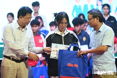 Nước mắt rơi trong lễ trao học bổng Tiếp sức đến trường SV Tây Bắc: Muốn góp thêm người tốt cho đời - Ảnh 17. Nước mắt rơi trong lễ trao học bổng Tiếp sức đến trường SV Tây Bắc: Muốn góp thêm người tốt cho đời - Ảnh 19.