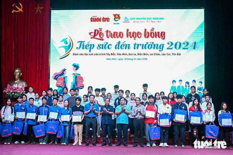 Nước mắt rơi trong lễ trao học bổng Tiếp sức đến trường SV Tây Bắc: Muốn góp thêm người tốt cho đời - Ảnh 19. Nước mắt rơi trong lễ trao học bổng Tiếp sức đến trường SV Tây Bắc: Muốn góp thêm người tốt cho đời - Ảnh 21.