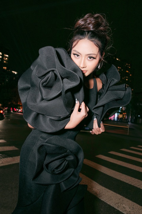 Hoa hậu Hoàn vũ Thái Lan, nhóm LUNAS dự show thời trang của Đỗ Mạnh Cường tại Thượng Hải - Ảnh 5. Hoa hậu Hoàn vũ Thái Lan, nhóm LUNAS gặp nhau ở show thời trang Đỗ Mạnh Cường tại Thượng Hải - Ảnh 4.