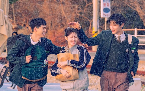Xu hướng phim remake và chuyển thể do thần tượng K-pop đóng - Ảnh 1. Thần tượng K-pop đóng phim remake: Phim huyền thoại thể hiện bởi người nghiệp dư - Ảnh 1.