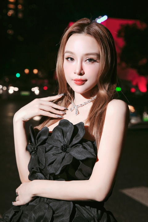 Hoa hậu Hoàn vũ Thái Lan, nhóm LUNAS dự show thời trang của Đỗ Mạnh Cường tại Thượng Hải - Ảnh 13. Hoa hậu Hoàn vũ Thái Lan, nhóm LUNAS dự show thời trang của Đỗ Mạnh Cường tại Thượng Hải - Ảnh 13.