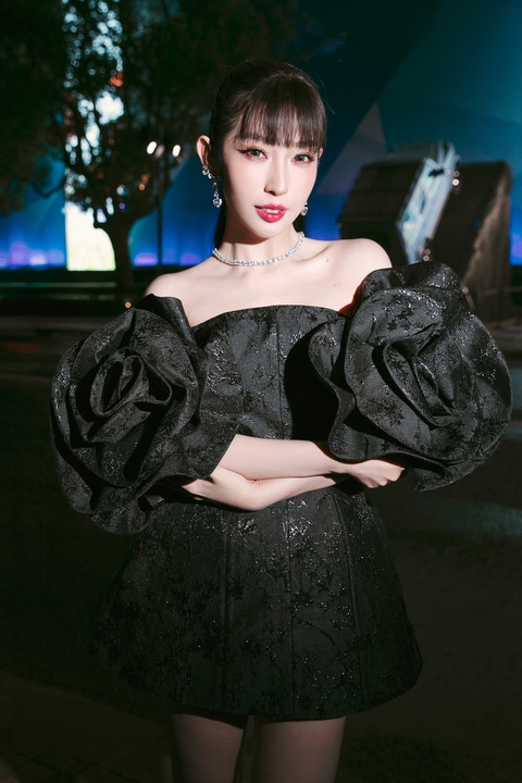 Hoa hậu Hoàn vũ Thái Lan, nhóm LUNAS dự show thời trang của Đỗ Mạnh Cường tại Thượng Hải - Ảnh 12. Hoa hậu Hoàn vũ Thái Lan, nhóm LUNAS dự show thời trang của Đỗ Mạnh Cường tại Thượng Hải - Ảnh 12.