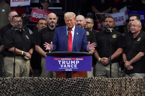 Ông Trump tuyên bố sẽ tuyển thêm 10.000 người tuần tra biên giới - Ảnh 1. Ông Trump sẽ tuyển thêm 10.000 nhân viên biên giới nếu đắc cử - Ảnh 1.